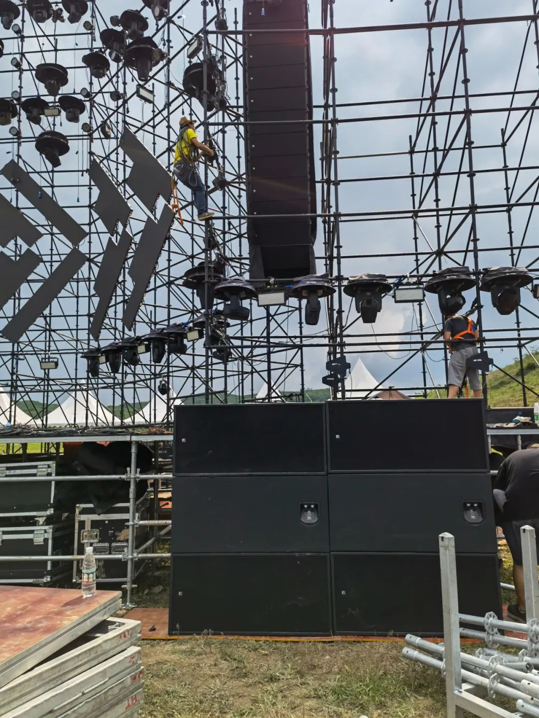 Powerful Sound Reinforcement: ZSOUND VCL Array Speaker and SS2 Subwoofer in Action