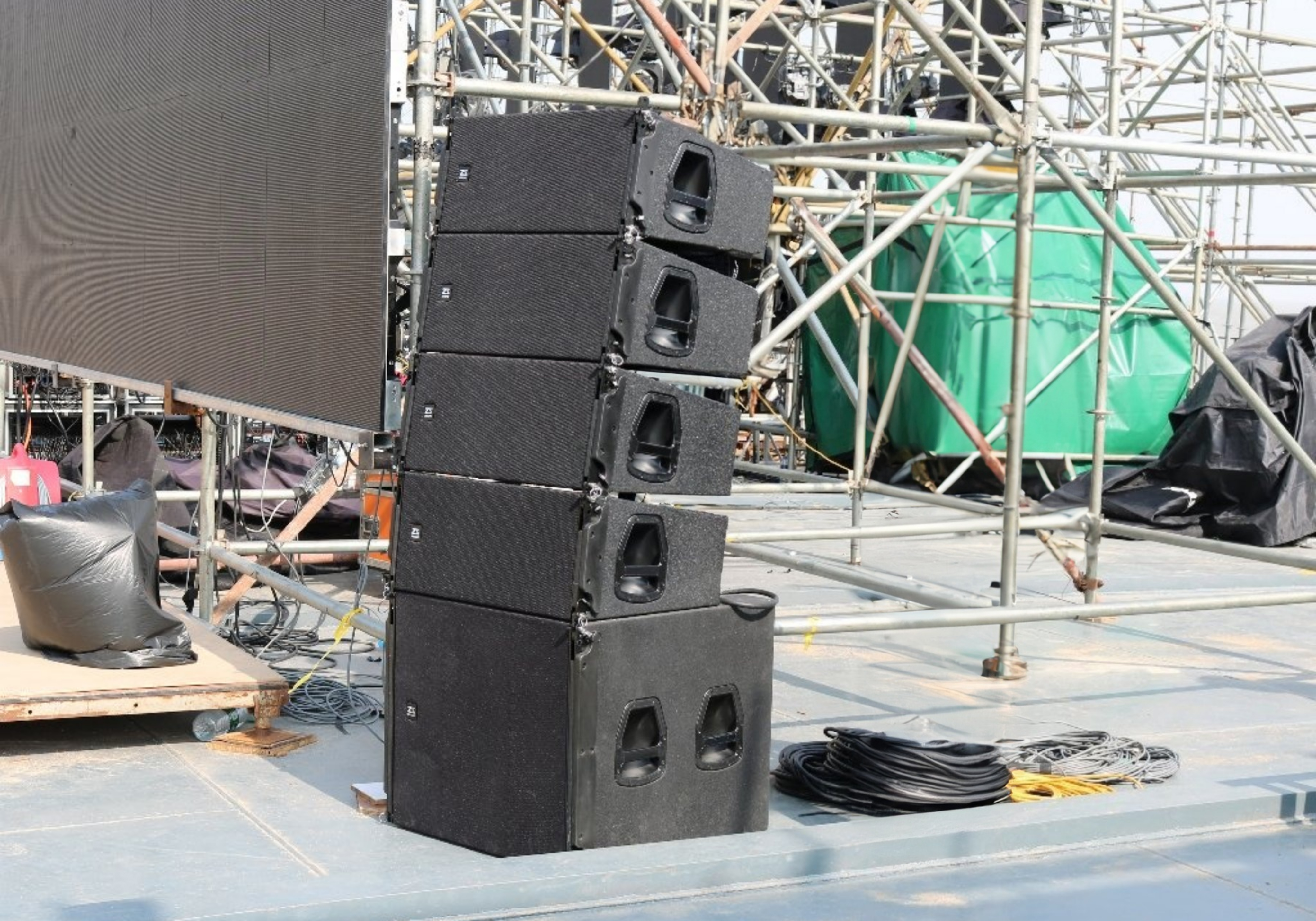 ZSOUND's VCM and VCS line array system at the Beach outdoor show